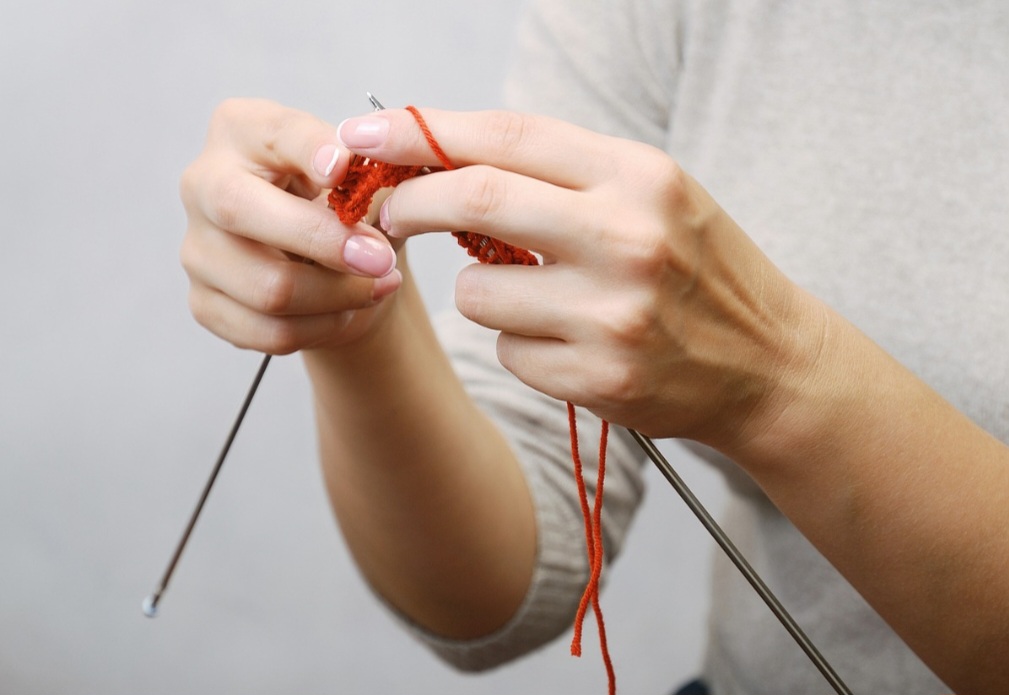 <p>O crescimento da popularidade do tricô está alinhado com a moda sustentável, promovendo a produção de peças artesanais, a reutilização de fios e a redução do consumo de produtos fabricados em massa.</p>
