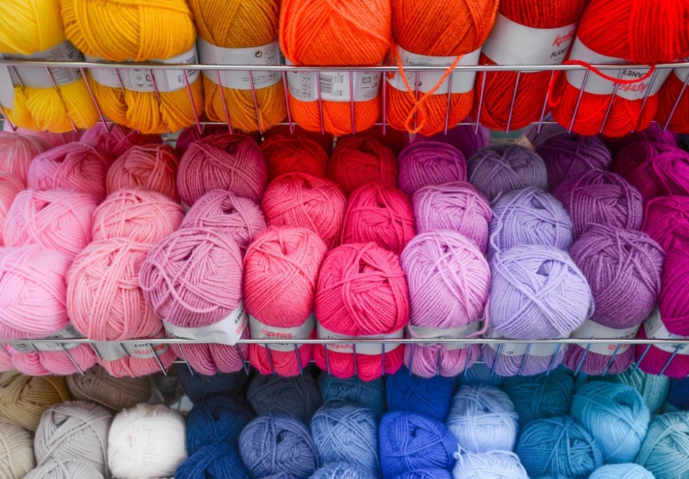 <p>Ao chegar à Europa e, posteriormente, ao mundo da moda, impulsionou a invenção da primeira máquina de tricô por William Lee em 1589.</p>
