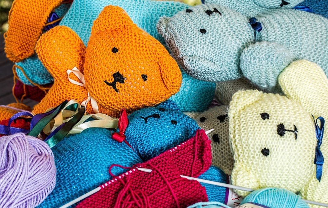 <p>Recentemente, o portal “Elle” trouxe dicas para inovar nas produções com muito estilo, sair do óbvio e surpreender em qualquer ambiente. Quem lida com moda costuma criar combinações e looks marcantes que também envolvem o tricô.</p></div>

<!-- INTERBANNER 5 [RETANGULO(BR)] - DESKTOP - [INTERNAS] -->
<div class=