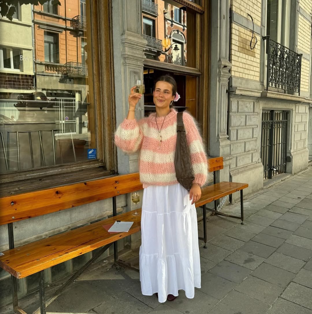 <p>Uma dessas formas é, ao invés das calças, apostar no tricô no look combinado a vestidos. A peça funciona como complemento perfeito para produções leves e esvoaçantes ao trazerem um ar feminino, atualizado e nada óbvio.</p><?php if (strpos(site('ds_site_link'), '/apostas') === false): ?>
    </div>
    <div class=