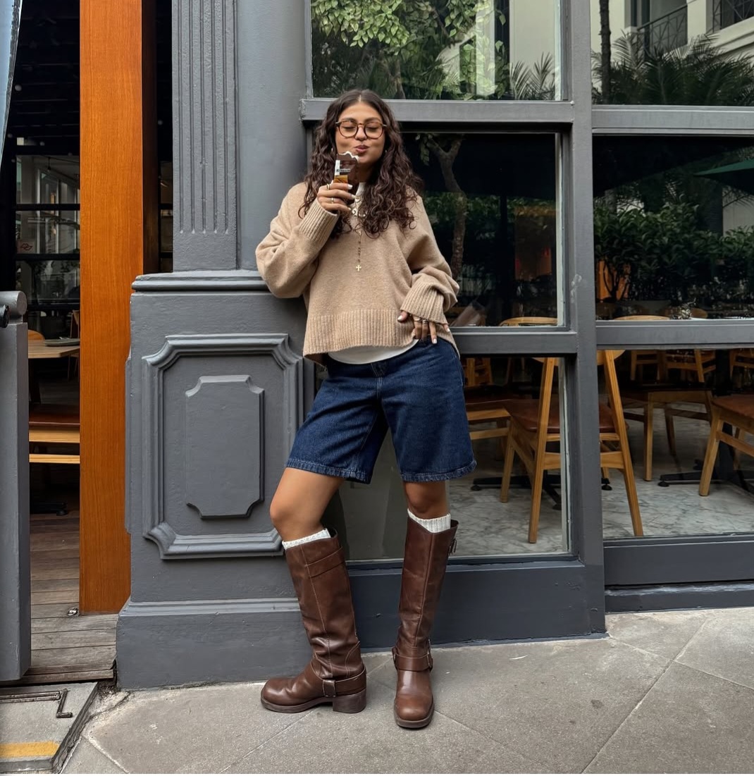 <p>O combo fashionista tricô, bermuda e botas de cano longo é um truque styling. Isso porque o meião aparece na barra da bota, ao criar camadas e adicionar informação de moda ao look.</p><?php if (strpos(site('ds_site_link'), '/apostas') === false): ?>
    </div>
    <div class=