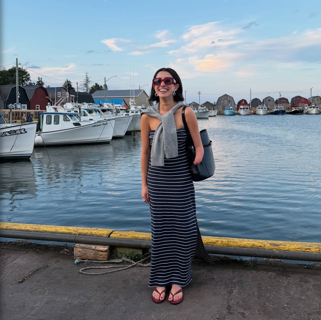 <p>Apesar de simples, um tricô leve amarrado nos ombros pode transformar a produção em poucos passos, para adicionar um interesse visual e aquele toque cool imediato.</p><?php if (strpos(site('ds_site_link'), '/apostas') === false): ?>
    </div>

    <div class=