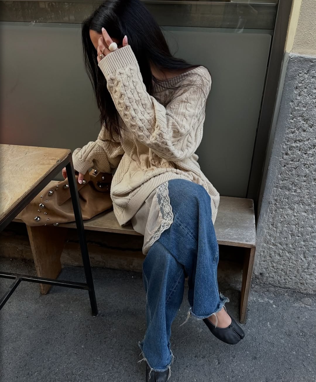 <p>Em outro look, com a delicadeza do cetim, o tricô cria um contraste interessante de texturas e principalmente de sobreposições, dois recursos de styling que seguem em alta.</p>
