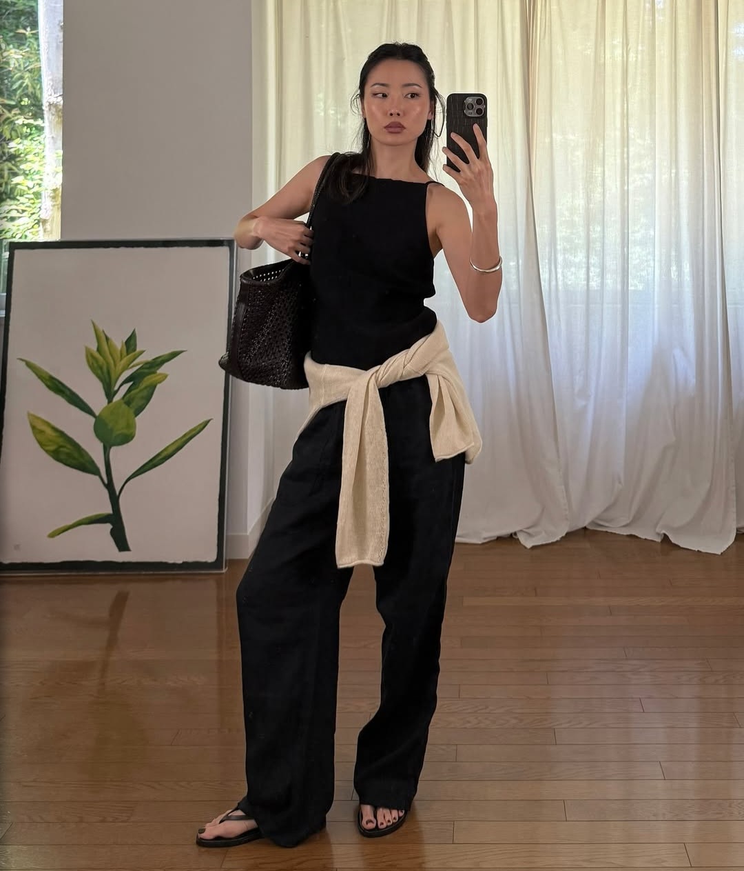 <p>Trazer o tricô no look através da amarração na cintura é uma ótima opção. Além de valorizar a silhueta de forma sutil, o detalhe deixa a produção mais estilosa e descontraída.</p>
