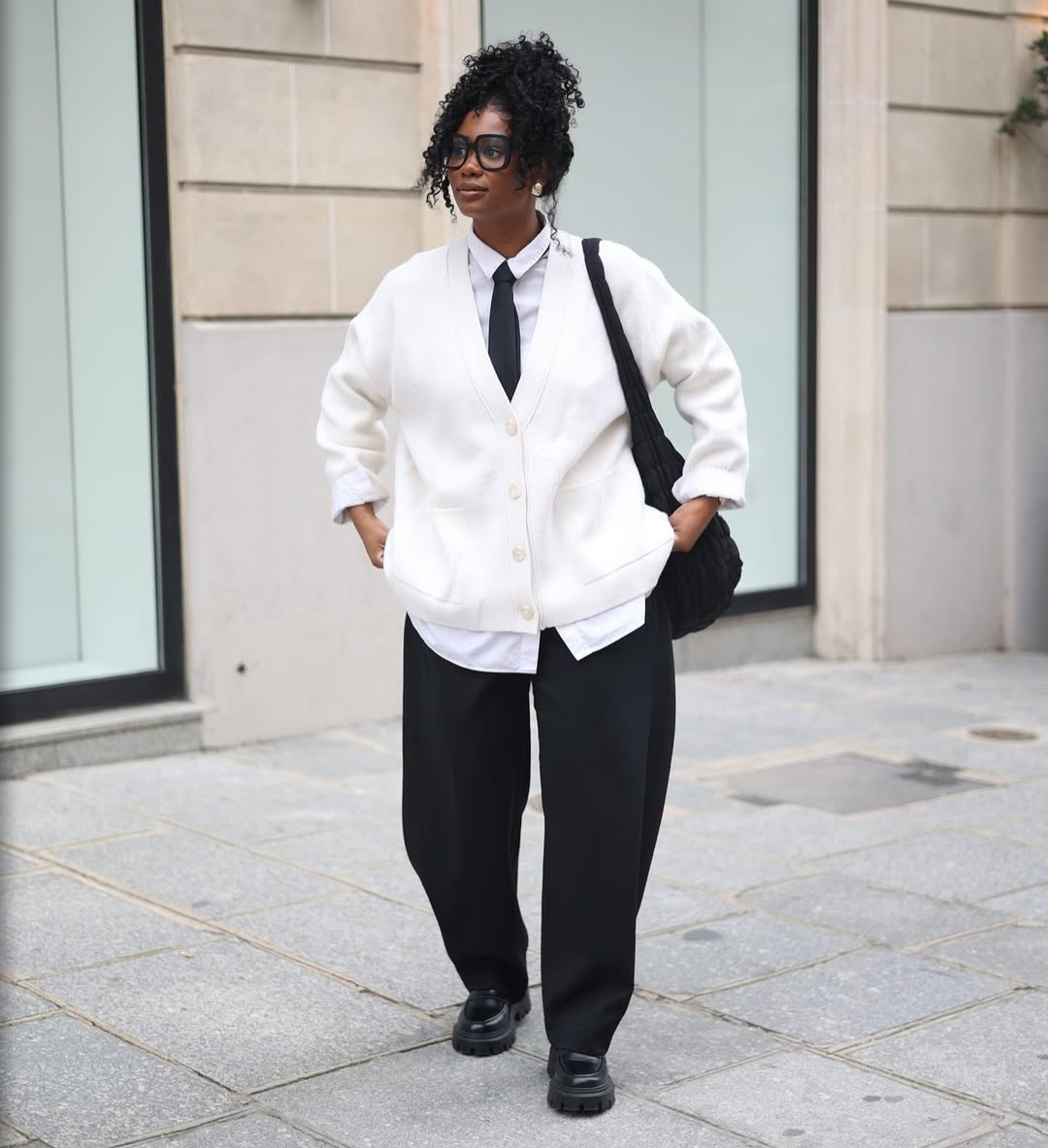 <p>No blazer, o indivíduo pode apostar na gravata com tricô. Um contraste inesperado é justamente o que torna o look cool, contemporâneo e ainda cheio de sofisticação.</p>
