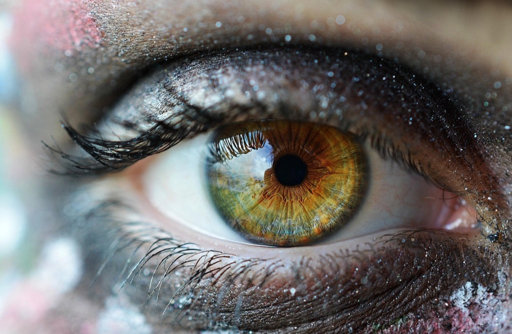 <p>É preciso ter muito cuidado para o glitter não cair nos olhos, pois muitas pessoas utilizam os fragmentos junto com a maquiagem.</p>
