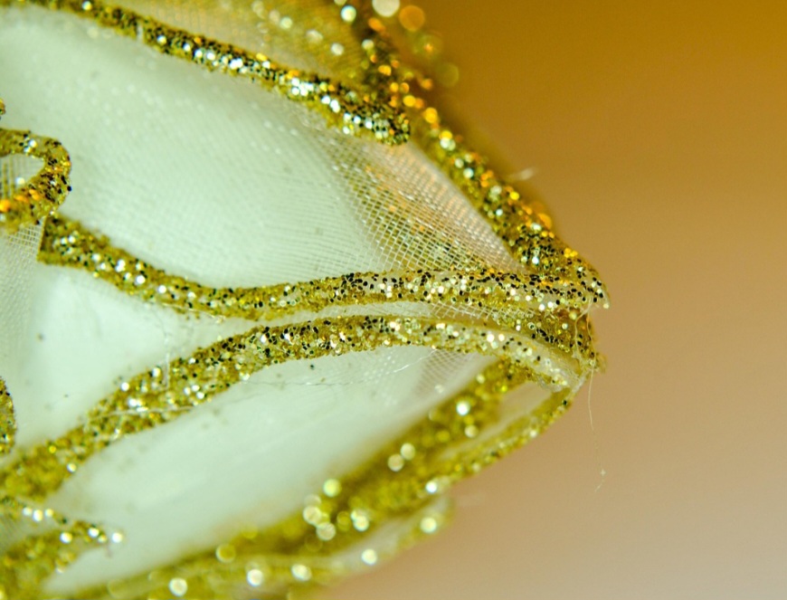 <p>O glitter moderno, feito de plástico e metais finos, surgiu no século XX com máquinas capazes de cortar folhas refletores em partículas minúsculas</p><?php if (strpos(site('ds_site_link'), '/apostas') === false): ?>

    </div>

    <div class=