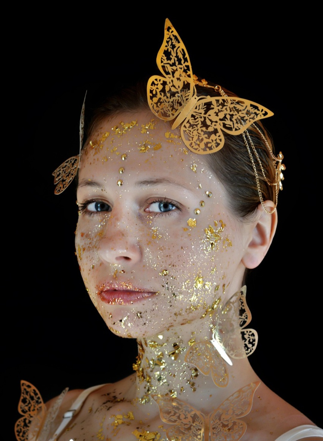 <p>Muitas pessoas confundem glitter e purpurina porque, no uso cotidiano, os termos são empregados como sinônimos para qualquer material brilhante usado em festas, maquiagem ou decoração.</p>
