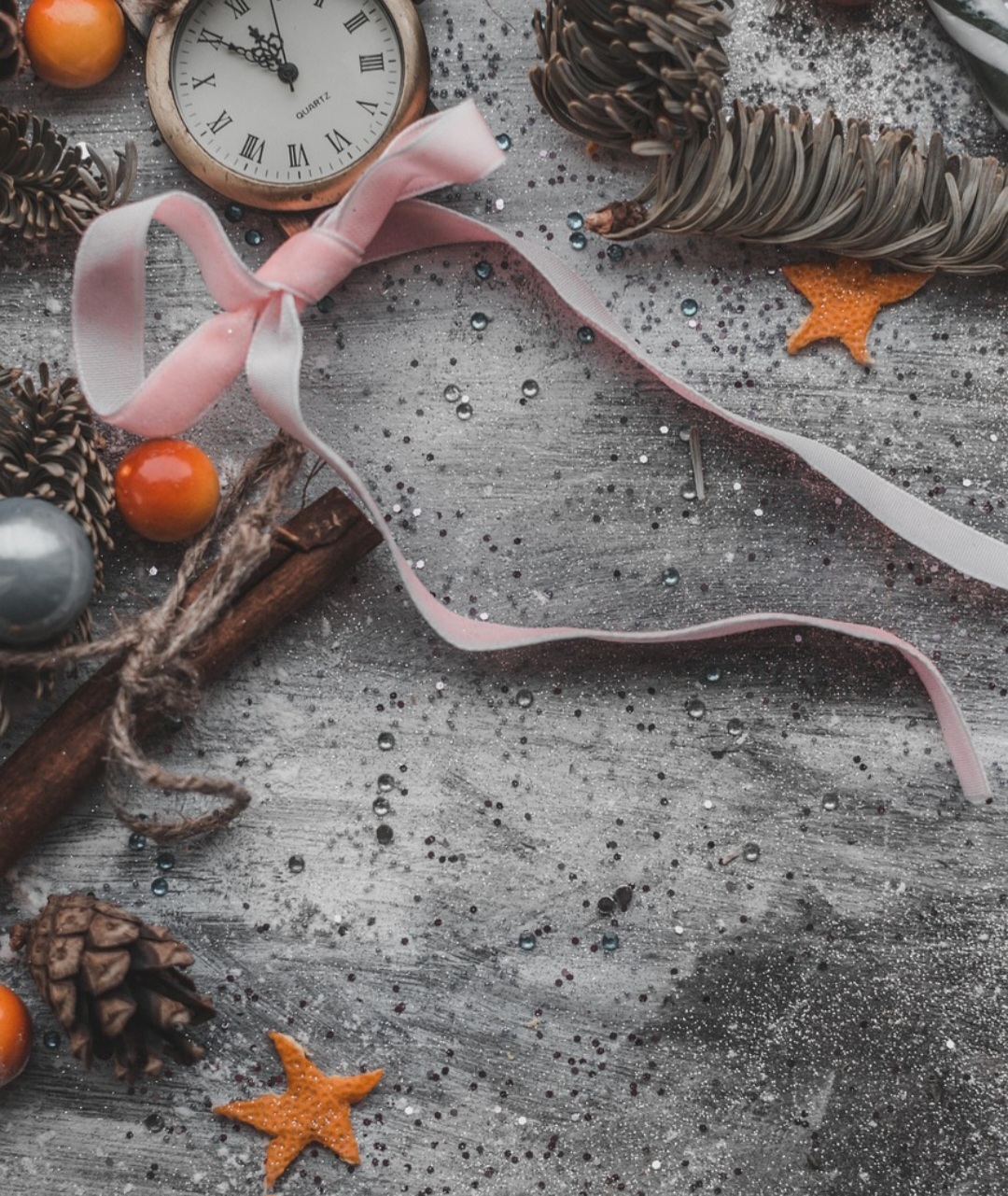 <p>Por ser tão pequeno e leve, o glitter se espalha facilmente pelo vento, pela água e pelo contato físico, o que facilita sua dispersão em ambientes urbanos e naturais.</p><?php if (strpos(site('ds_site_link'), '/apostas') === false): ?>

    </div>

    <div class=