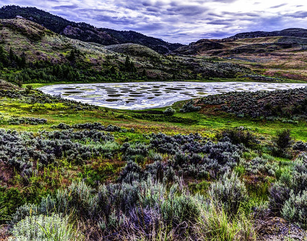 <p>Spotted Lake (Canadá) – O Lago Manchado ganha um visual que parece extraterrestre no verão, quando a água começa a evaporar. Bolinhas com manchas azuis, verdes e amarelas, provocadas pela concentração de diferentes minerais, se espalham por centenas de piscinas que se formam em toda a extensão.</p>
