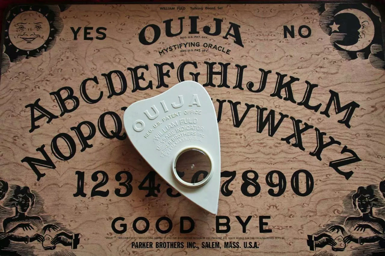 <p>O Ouija é tão arrepiante no misticismo popular que já rendeu vários filmes que abordam o seu suposto poder sobrenatural. Dois deles são bastante conhecidos.</p>
