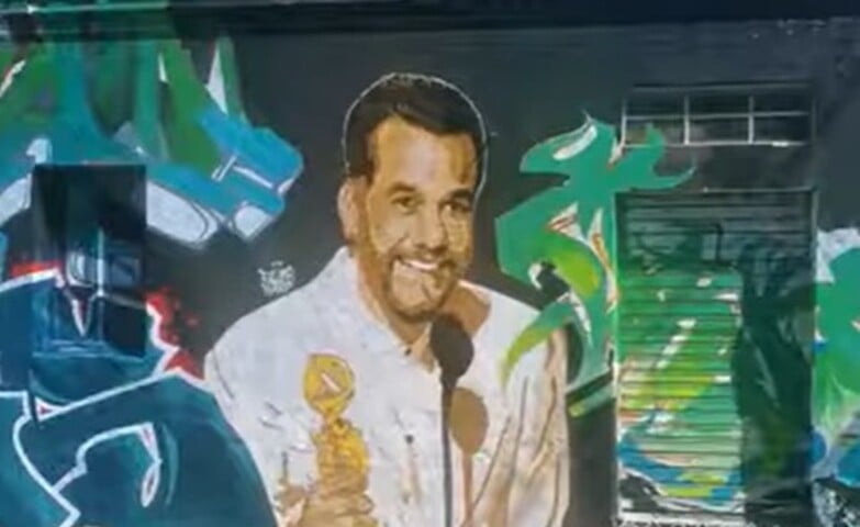 <p>Wagner Moura foi homenageado com um mural em Porto Alegre após a vitória no Globo de Ouro. O grafite, na Cidade Baixa, retrata o ator segurando a estatueta de melhor ator em filme de drama, prêmio conquistado pela atuação em “O Agente Secreto”.</p>
