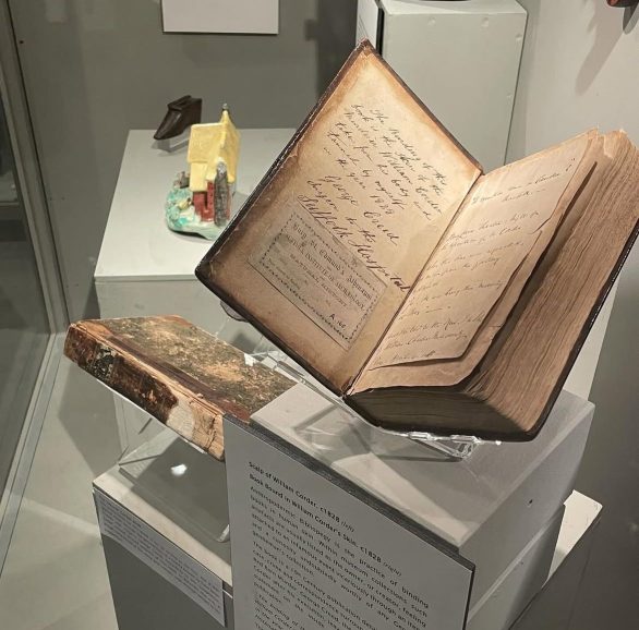<p>Segundo o agente de patrimônio histórico do museu, Dan Clarke, até o momento a exibição dos livros não gerou queixas por parte dos visitantes.</p>
