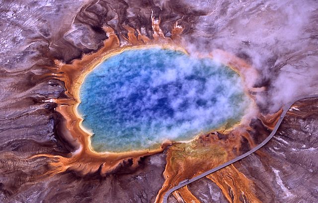 <p>Yellowstone (EUA) – O Parque Nacional ocupa uma área equivalente ao dobro do Distrito Federal do Brasil. São 500 gêiseres jorrando água e mais de 10 mil fontes hidrotermais, que dão um aspecto de fervura à paisagem, com cores exuberantes provocadas por bactérias.</p>
