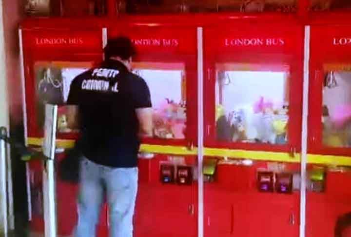 <p>Uma das atividades que costumam ser investigadas pela Delegacia de Repressão aos Crimes Contra a Propriedade Imaterial é a instalação de máquinas de bichos de pelúcia.</p>
