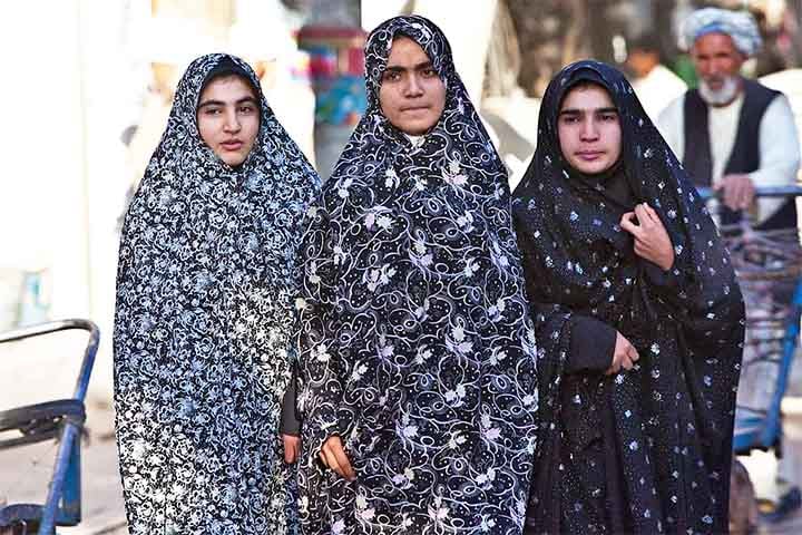 <p>As vestimentas femininas em países muçulmanos estão profundamente ligadas a tradições religiosas e culturais, variando conforme a região. Muitas vezes, essas roupas simbolizam modéstia, fé e identidade, mas também podem ser vistas como imposições.</p>
