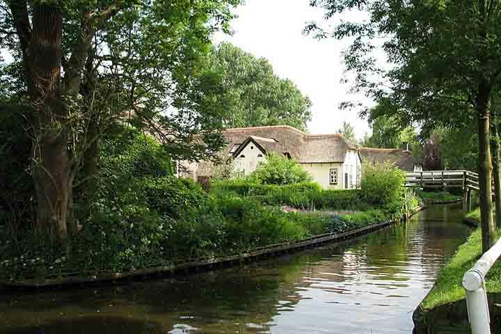 <p>Giethoorn tem 2,9 mil habitantes e encontra-se à beira de um pântano na província de Overijssel, cerca de 90 minutos de Amsterdã.</p></div>

<!-- INTERBANNER 5 [RETANGULO(BR)] - DESKTOP - [INTERNAS] -->
<div class=