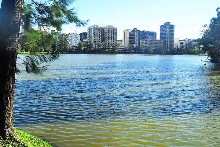 <p>O parque preserva sua história e oferece experiências de relaxamento, como banhos e massagens terapêuticas, além de contato com a natureza. Visitantes do Brasil e do exterior buscam suas águas puras e cristalinas.</p><?php if (strpos(site('ds_site_link'), '/apostas') === false): ?>
    </div>
    <div class=