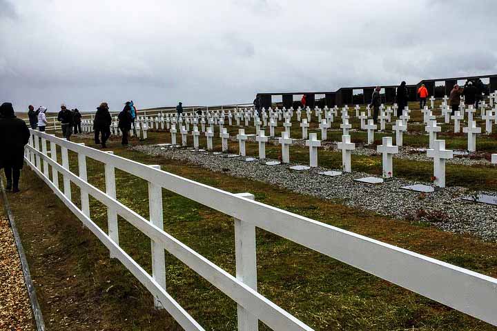 <p>Localizado em Darwin, o Cemitério Militar Argentino é o local onde repousam os corpos de soldados argentinos mortos na Guerra das Malvinas, em 1982. Um espaço de memória e reflexão.</p>

