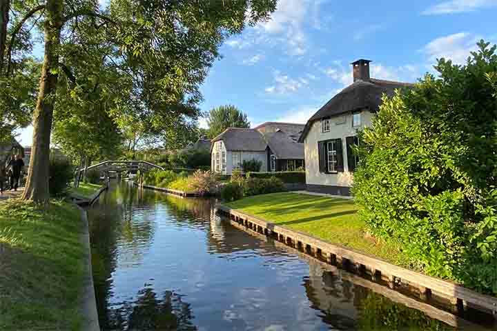 <p>Por lá, até o correio é entregue via embarcações. Já os visitantes necessitam estacionar seus carros fora de cidade e alugar barcos para explorar os pontos turísticos.</p><?php if (strpos(site('ds_site_link'), '/apostas') === false): ?>

    </div>

    <div class=
