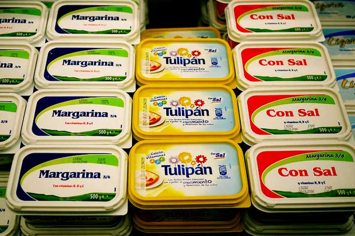 <p>Em 1860, o imperador Napoleão III da França ofereceu uma recompensa a quem conseguisse encontrar um substituto satisfatório e mais barato para a manteiga (escassa pela crise econômica), para as classes sociais baixas e para o exército.</p>
