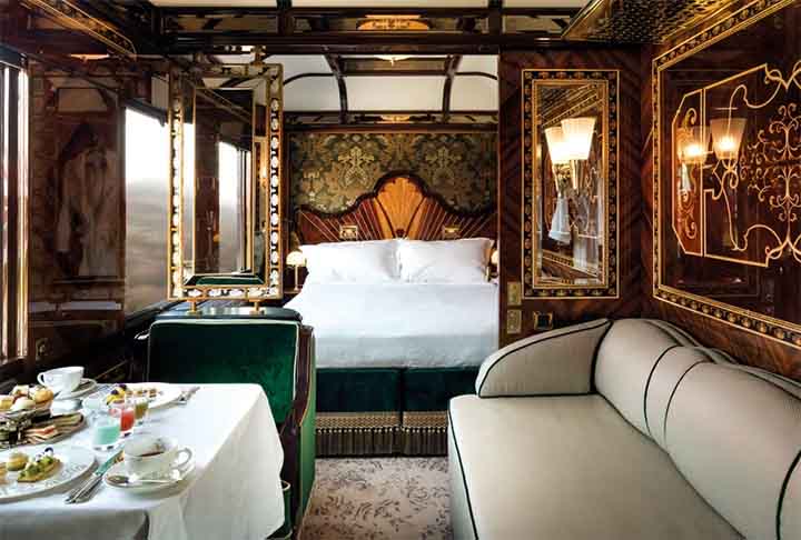 <p>As cabines são decoradas em estilo clássico e incluem um serviço impecável, que inclui refeições gourmet servidas em porcelana fina e cristais.</p>
