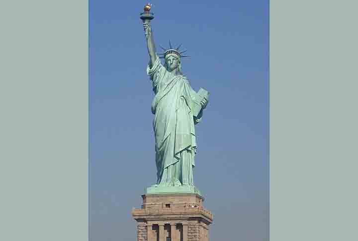 <p>A campanha de financiamento revelou-se difícil, especialmente para os norte-americanos. Joseph Pulitzer, editor do New York World, começou um projeto de doações para completar o projeto, que atraiu mais de 120 mil colaboradores, a maioria dos quais deram menos de um dólar.</p>
