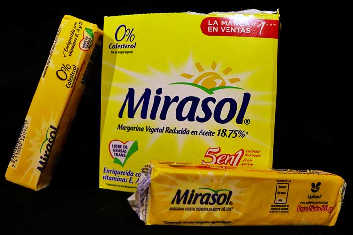 <p>O nome margarina deriva da descoberta do “ácido margárico” por Michel Eugène Chevreul, em 1813. Em 1853, descobriu-se que ele era apenas uma combinação de ácido esteárico e ácido palmítico.</p>
