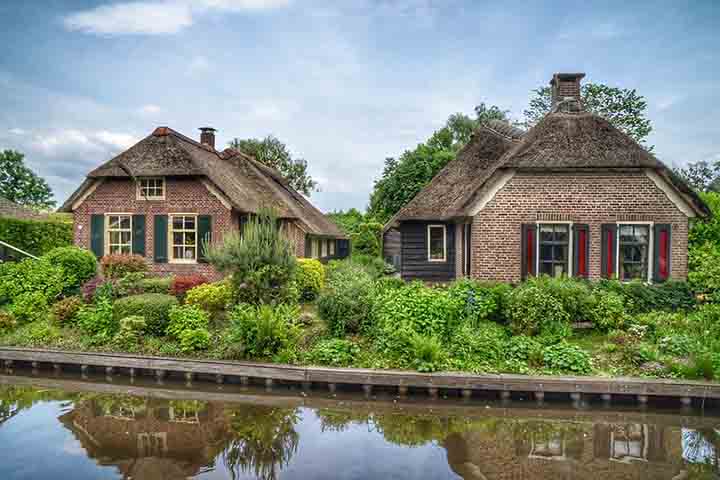 <p>Fundada no século XIII, Giethoorn foi determinada pela geografia e pelos cursos de água que atravessam a região, na província de Overijssel.</p><?php if (strpos(site('ds_site_link'), '/apostas') === false): ?>

    </div>

    <div class=