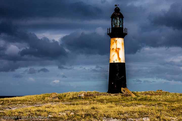<p>A caminhada até ele é popular entre visitantes, passando por terrenos abertos e com chances de avistar pinguins. É um ótimo local para fotos e contemplação do isolamento da região.</p>
