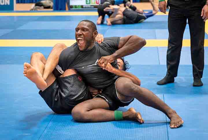 <p>É considerada uma das artes marciais mais eficazes no combate corpo a corpo, especialmente em situações de confronto no chão. No Brasil se consolidou através dos Gracie, família de renome na arte marcial, através de adaptações e técnicas do Judô.</p>
