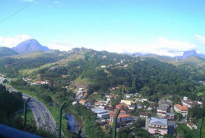 <p>No Brasil, há diversas regiões onde chove bastante devido a fatores como relevo, proximidade com o oceano e influência da Amazônia.</p>
