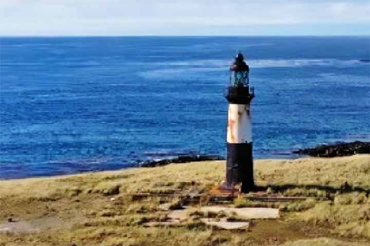 <p>O Farol de Cape Pembroke, construído em 1855, já foi crucial para guiar navios em águas traiçoeiras. Hoje, o farol restaurado é um marco histórico e turístico, oferecendo belas vistas do Oceano Atlântico e da paisagem costeira.</p>
