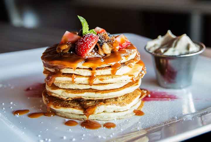 <p>Agora veja mais algumas curiosidades sobre essas delícias. A panqueca pode ser doce ou salgada, mas é mais comum em versões doces com caldas, frutas, creme de avelã chocolate ou mel.</p>
