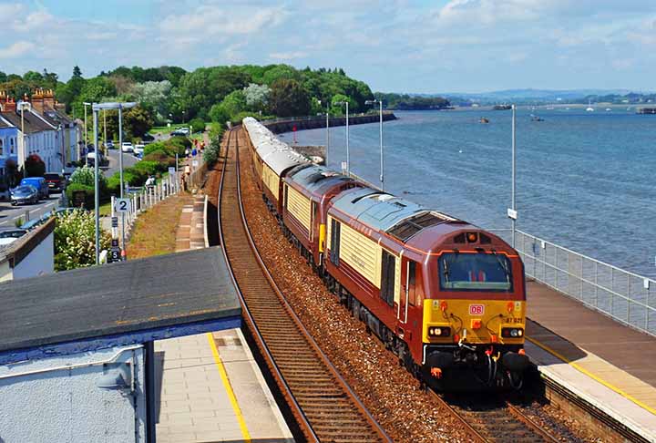<p>Alguns passeios incluem chá da tarde, champanhe e até uma história imersiva, em que os passageiros precisam desvendar um assassinato de mentirinha dentro do trem.</p>
