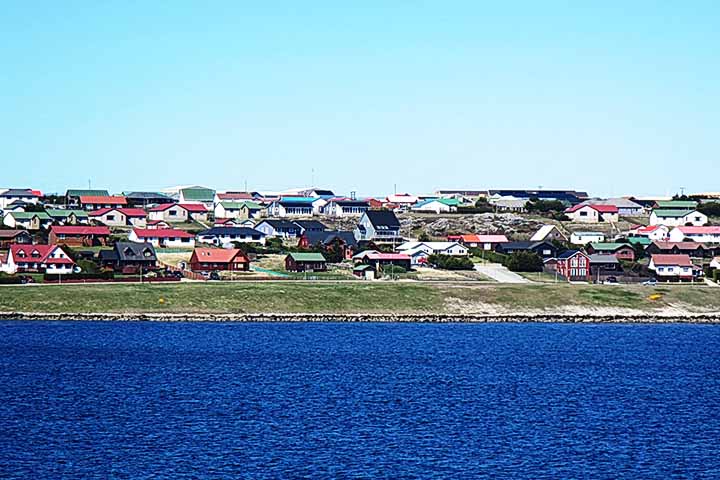 <p>É o centro político, econômico e cultural das ilhas, oferecendo estrutura turística sem perder o clima acolhedor de cidade pequena. Ideal como ponto de partida para explorar outras atrações, Stanley também revela a identidade única do povo falklandês.</p>

