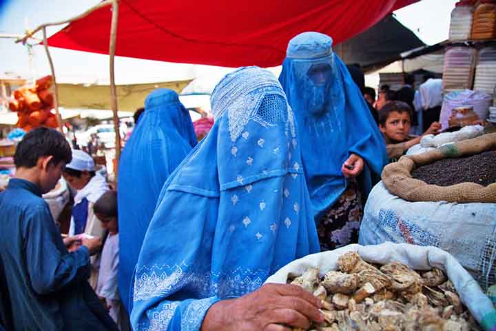 <p>É bastante utilizada no Afeganistão, especialmente sob regimes talibãs, que impõem sua obrigatoriedade. A burca simboliza tanto a tradição quanto a imposição política em contextos de extremo conservadorismo.</p>
