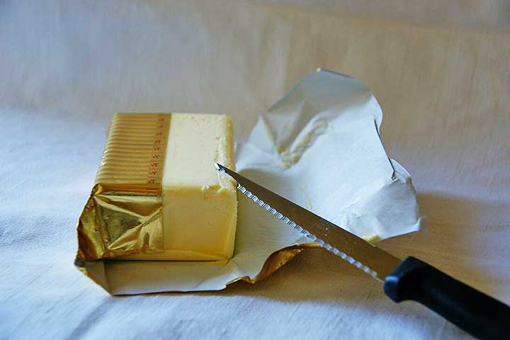 <p>Primeiramente, é preciso destacar que a manteiga é um produto de origem animal, feita a partir da nata do leite de vaca. Ela é conhecida pelo sabor rico e natural e passa por um processamento mínimo.</p><?php if (strpos(site('ds_site_link'), '/apostas') === false): ?>

    </div>

    <div class=