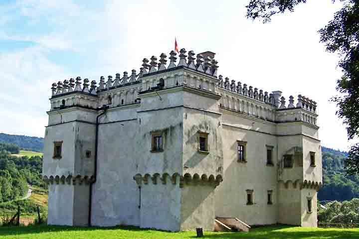 <p>Por fim, na vila existem casas históricas transportadas da Sibéria, que contam a história de poloneses exilados.</p>
