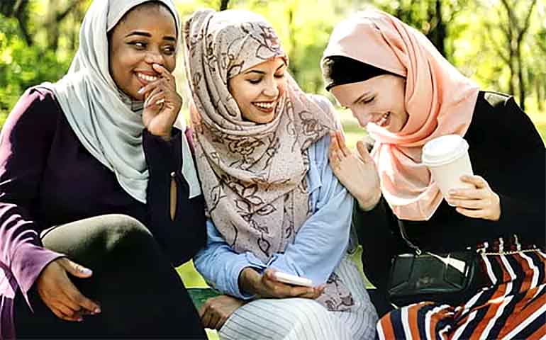 <p>O hijab, por ser o mais flexível, é aceito até mesmo em ambientes cosmopolitas. Muitas mulheres conciliam o lenço com roupas modernas, criando um estilo que une moda e tradição religiosa.</p>
