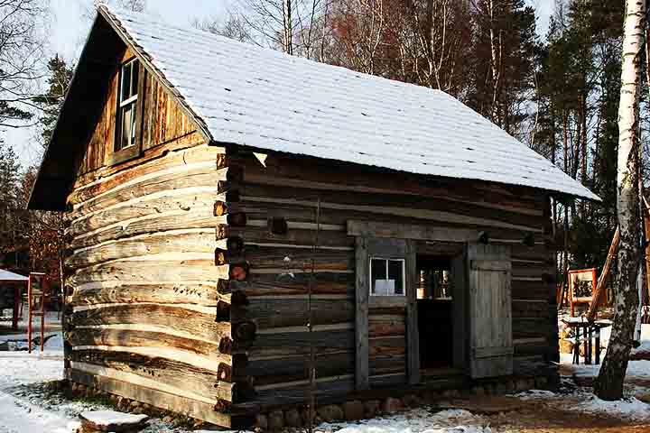 <p>A vila também é um centro de preservação da cultura da Caxúbia, uma minoria polonesa, e sede da Fundação de Educação e Promoção da Região.</p>
