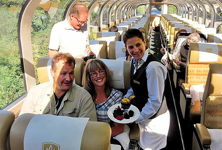 <p>Com vagões panorâmicos equipados com cúpulas de vidro, os visitantes têm vistas deslumbrantes das montanhas, dos vales verdejantes e dos rios cristalinos.</p>
