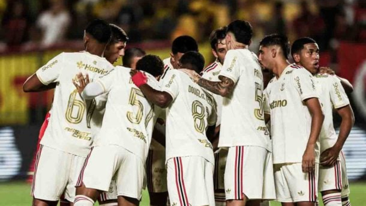 O Flamengo não leva o Estadual em momento algum a sério.  E esse time Sub-20 é um horror. Mas ninguém critica