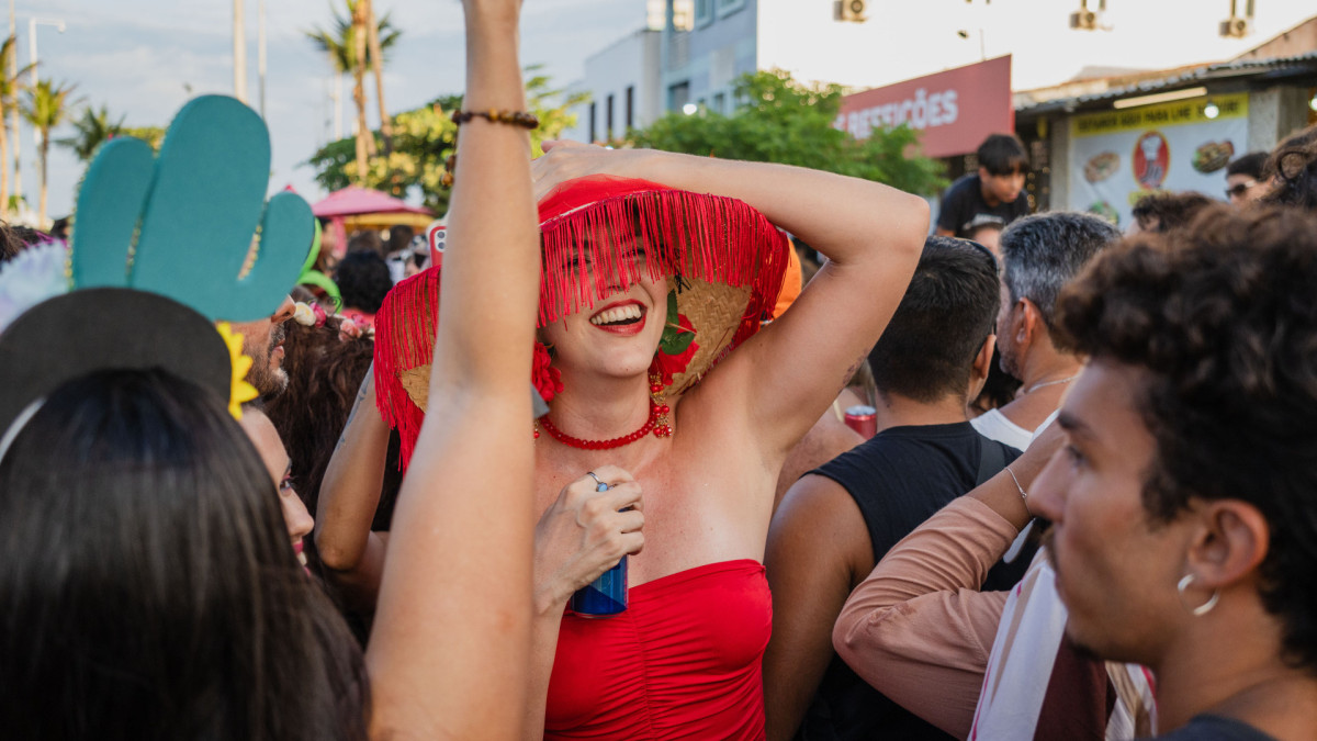 Carnaval deve movimentar tanto festas urbanas quanto grandes festejos em praias