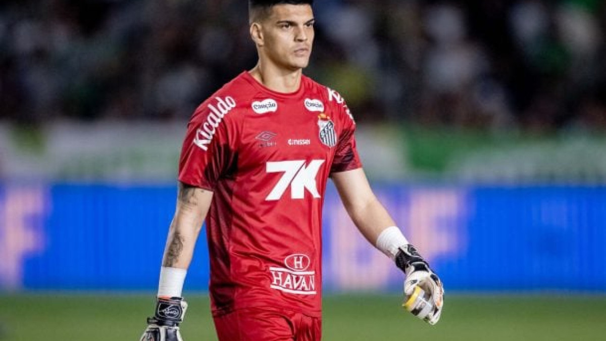 Arqueiro pega pênalti, mas vê time levar gol de empate aos 45+6' da etapa final, ou seja; no último lance da partida