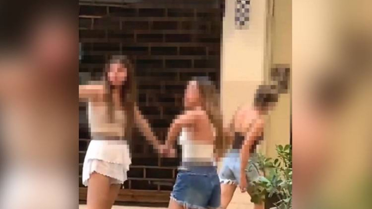 Mulher foi filmada fazendo gesto de macaco