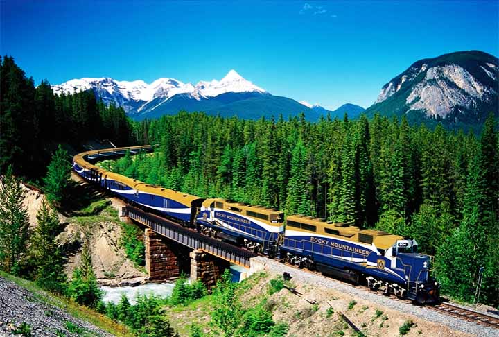 <p>3º) Rocky Mountaineer (pontuação do leitos: 87,37): Reconhecido mundialmente, o Rocky Mountaineer oferece uma experiência incomparável pelas paisagens montanhosas do oeste canadense.</p>

