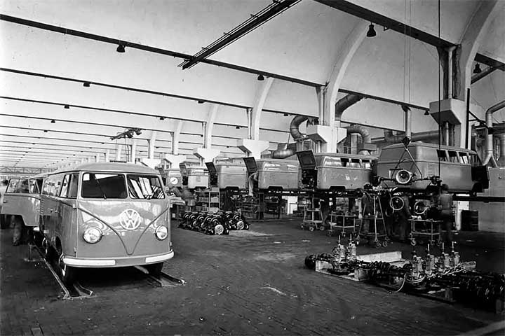 <p>Já em 1992, o veículo recebeu catalisador e freio a vácuo com discos nas dianteiras. Em 1997, surgiu a versão Carat de luxo com teto alto e porta lateral corrediça.</p>
