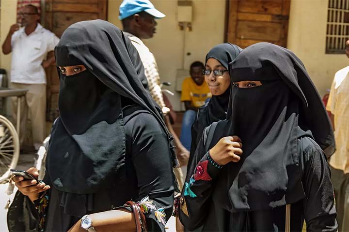 <p>Mesmo assim, há mulheres que defendem seu uso como uma escolha de fé pessoal. Elas alegam que a peça protege sua intimidade e reforça o compromisso com a religião.</p>
