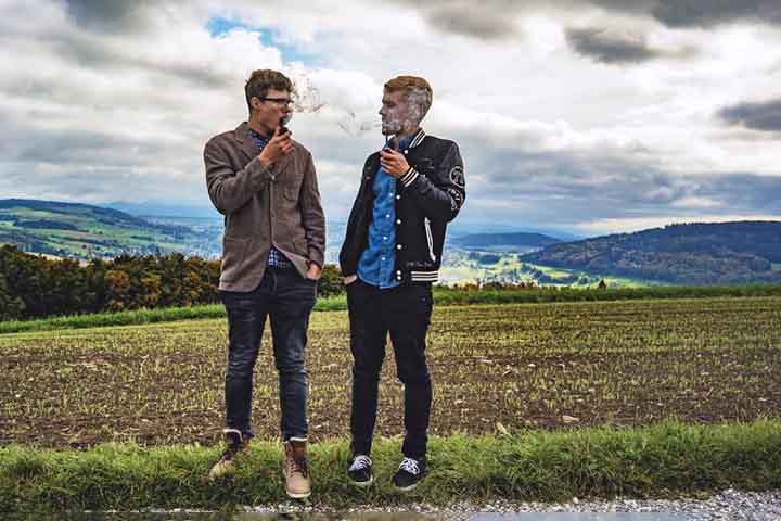 <p>Fumar cachimbo muitas vezes é visto como um ritual social, promovendo conversas calmas e reflexivas. A prática também atrai comunidades dedicadas, como clubes de cachimbo, onde colecionadores e entusiastas trocam experiências e técnicas</p>
